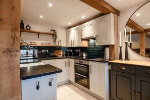 Køleskab, ovn, kogeplade, brødrister