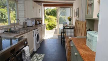 Køleskab, mikrobølgeovn, opvaskemaskine, brødrister