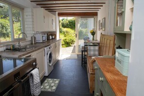 Kjøleskap, mikrobølgeovn, oppvaskmaskin og brødrister