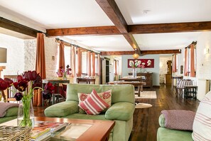 Smart-TV, peis og bøker