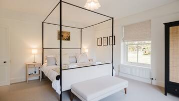 5 makuuhuonetta, työpöytä, silitysrauta/-lauta, vauvan matkasänky