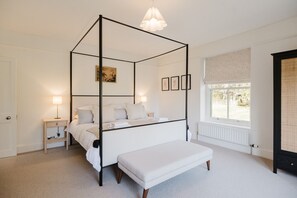 5 bedrooms, desk, iron/ironing board, travel cot