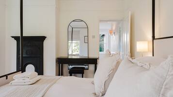 4 chambres, bureau, fer et planche Ă repasser, lit parapluie