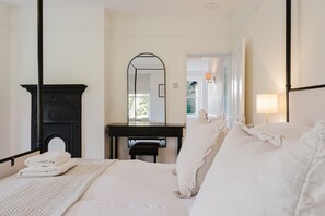 4 chambres, bureau, fer et planche à repasser, lit parapluie