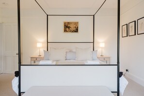 5 bedrooms, desk, iron/ironing board, travel cot