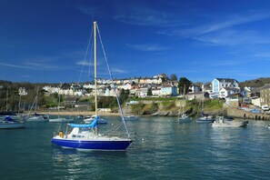 A harbor with boats, a sailboat in the foreground, and houses in the background. - Brynonnen, New Quay - Four Bedroom Cottage, Sleeps 8 (Nanternis)