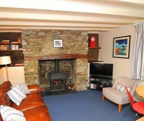 TV, fireplace, DVD player - 2 Castle Hall, Llangrannog (Llangrannog)