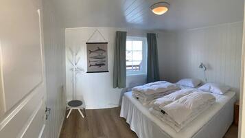 3 bedrooms, travel crib, WiFi, bed sheets