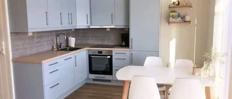 Een koelkast, een oven, een kookplaat, een vaatwasser