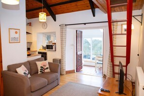 TV, DVD player - Bay Cottage, Little Haven (Little Haven)