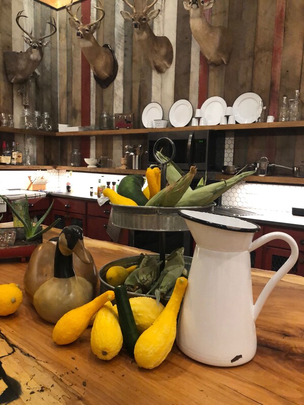 Mikrobølgeovn, ovn, kokeplater og oppvaskmaskin