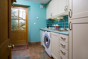 Fridge, microwave, dishwasher, toaster - Bryn Isaf, Tregaron - Two Bedroom Cottage, Sleeps 5 (Swyddffynnon)