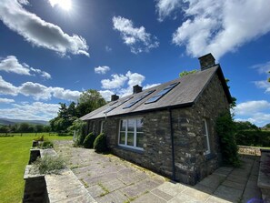 Exterior - Bryn Isaf, Tregaron - Two Bedroom Cottage, Sleeps 5 (Swyddffynnon)