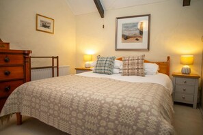 3 bedrooms, travel crib, free WiFi, bed sheets - Bronmor, Newport - Three Bedroom Cottage, Sleeps 6 (Newport)