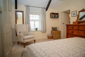 3 bedrooms, travel cot, free WiFi, bed sheets - Bronmor, Newport - Three Bedroom Cottage, Sleeps 6 (Newport)