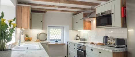 Kühlschrank, Mikrowelle, Ofen, Geschirrspüler