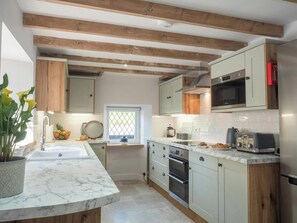 Jääkaappi, mikroaaltouuni, uuni, astianpesukone