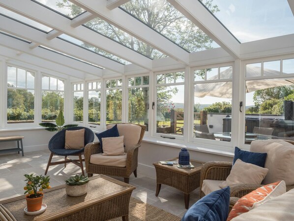 Een smart-tv en een open haard