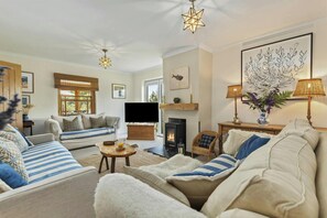 Smart TV, fireplace - Castle Reach, Newport (Newport)