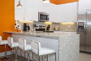 Fridge, microwave, oven, stovetop - 1500R Modern Townhouse Heated Pool Disney Orlando (Clermont)