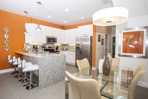 Fridge, microwave, oven, stovetop - 1500R Modern Townhouse Heated Pool Disney Orlando (Clermont)