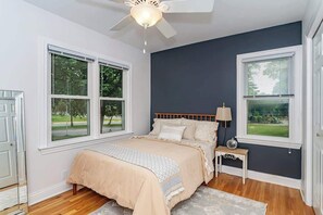 3 bedrooms, iron/ironing board, WiFi, bed sheets