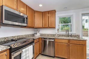 Réfrigérateur, four à micro-ondes, un four, lave-vaisselle