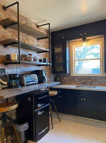 Industrial Modern Studio in Hillcountry river area