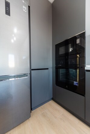 Premium Apartment | Private kitchen | Fridge, microwave, oven, stovetop