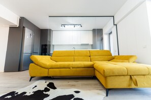 Leilighet – premium | Oppholdsområde | En 55-centimeters smart-TV med kabel-kanaler samt Netflix