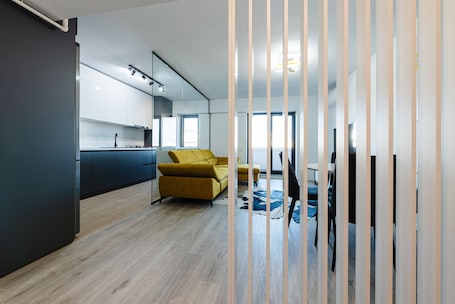 尊荣公寓 | 起居区 | 55-厘米智能电视(配备有线频道)、Netflix、流媒体服务