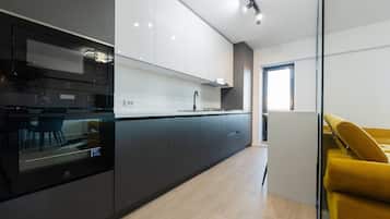 Premium Apartment | Private kitchen | Fridge, microwave, oven, stovetop