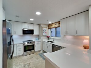 Frigorífico, microondas, horno y placa de cocina