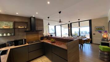 Een koelkast, een microgolfoven, een oven, een kookplaat