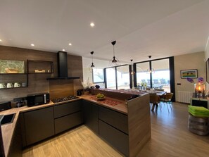 Een koelkast, een magnetron, een oven, een kookplaat