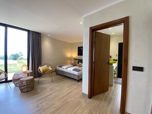 3 slaapkamers, een bureau, een strijkplank/strijkijzer, reisbedje