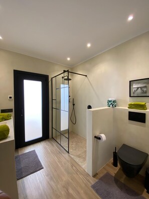 Een douche, een haardroger, handdoeken, zeep