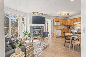 Interior - W411-Central/Gym/FreeParking/View/2BR/2BT/Sleep8/Family (Canmore)