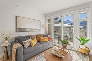 Smart TV, fireplace, books - W411-Central/Gym/FreeParking/View/2BR/2BT/Sleep8/Family (Canmore)