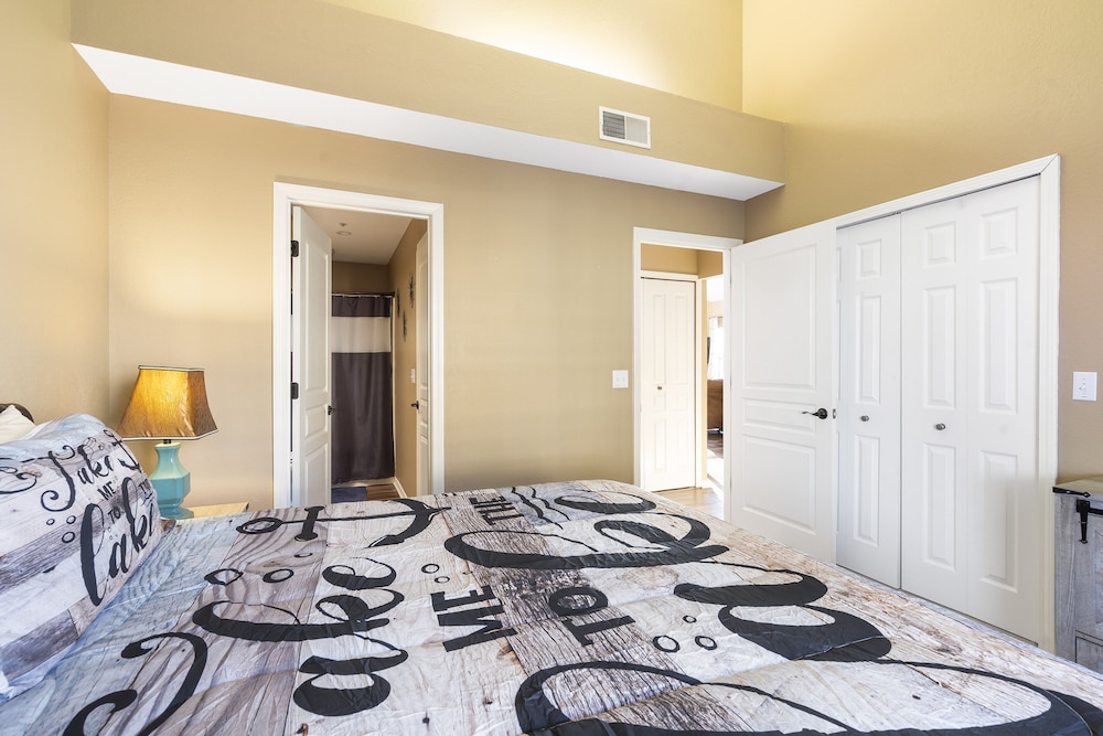 Lazy Lookout Mo Spacious 3 BDR in a Fantastic Location w/ Onsite Pool