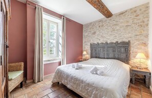 2 bedrooms, travel crib, free WiFi, bed sheets
