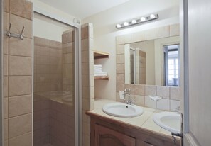 Een douche, handdoeken