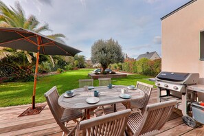 Outdoor dining - House with swimming pool for ten people (Saint-Armel)