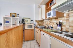 Een koelkast, een magnetron, een oven, een vaatwasser