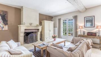 Televisie, een open haard, een dvd-speler en boeken