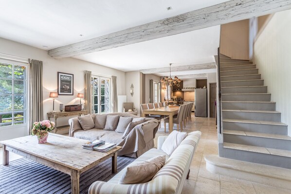 Télévision, cheminée, lecteur de DVD, livres