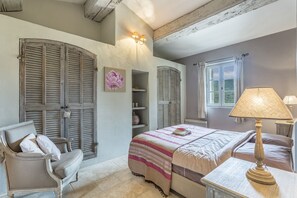 4 chambres, fer et planche à repasser, lit parapluie, Wi-Fi