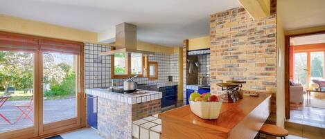 Fridge, microwave, oven, coffee/tea maker