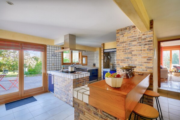 冷蔵庫、電子レンジ、オーブン、コーヒー / ティーメーカー