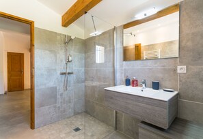 Douche, sèche-cheveux, serviettes fournies